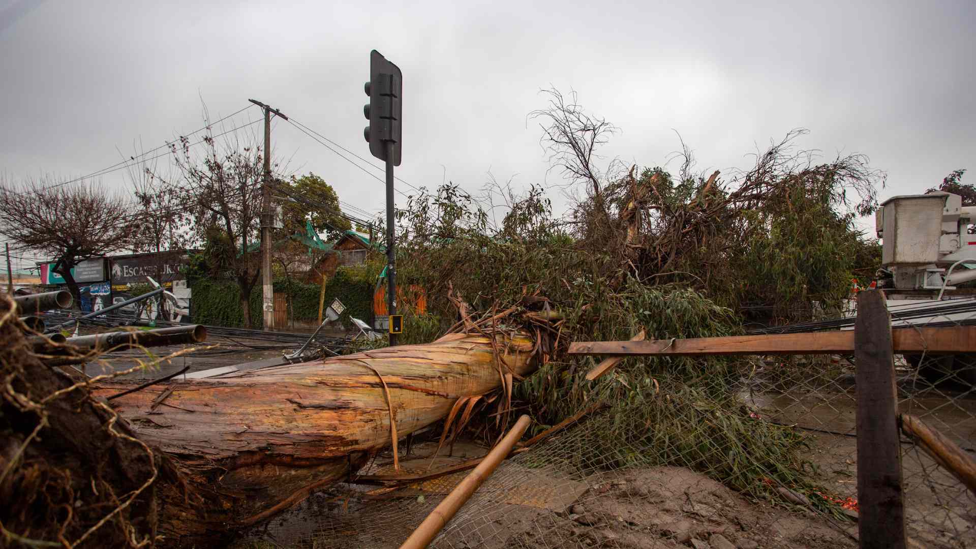 Senapred emite alerta por fuertes vientos en 8 comunas de la RM