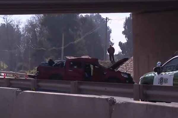 VIDEO - Cómo se originó el accidente en que una camioneta cayó desde un puente en la Autopista Acceso Sur