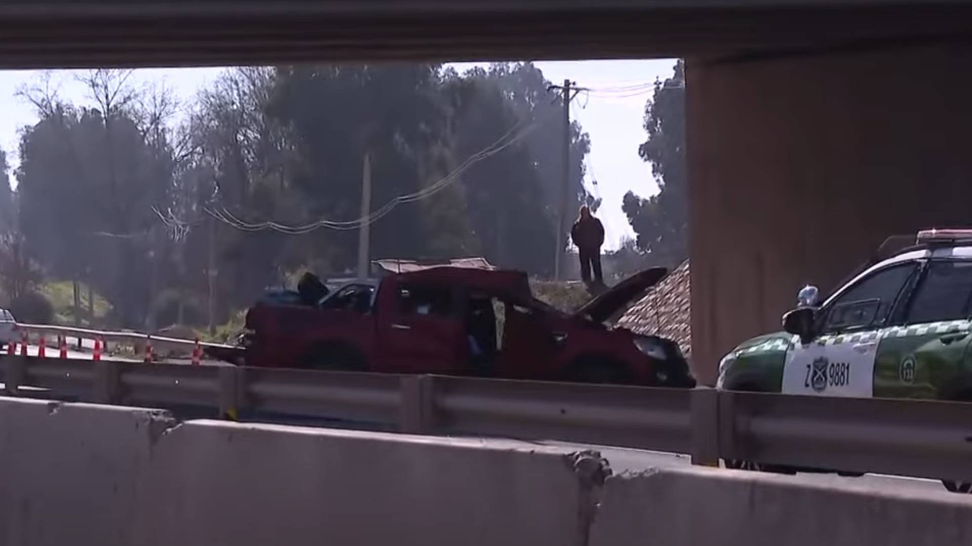 VIDEO - Cómo se originó el accidente en que una camioneta cayó desde un puente en la Autopista Acceso Sur