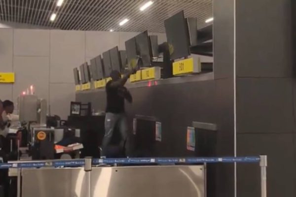 VIDEO - Qué motivó la tarde de furia de un pasajero en el Aeropuerto de Santiago