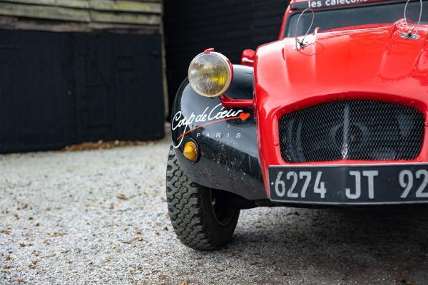 Desearás este Citroën 2CV con 2 motores, tracción total y autonomía de 3.200km gracias a sus gigantescos depósitos