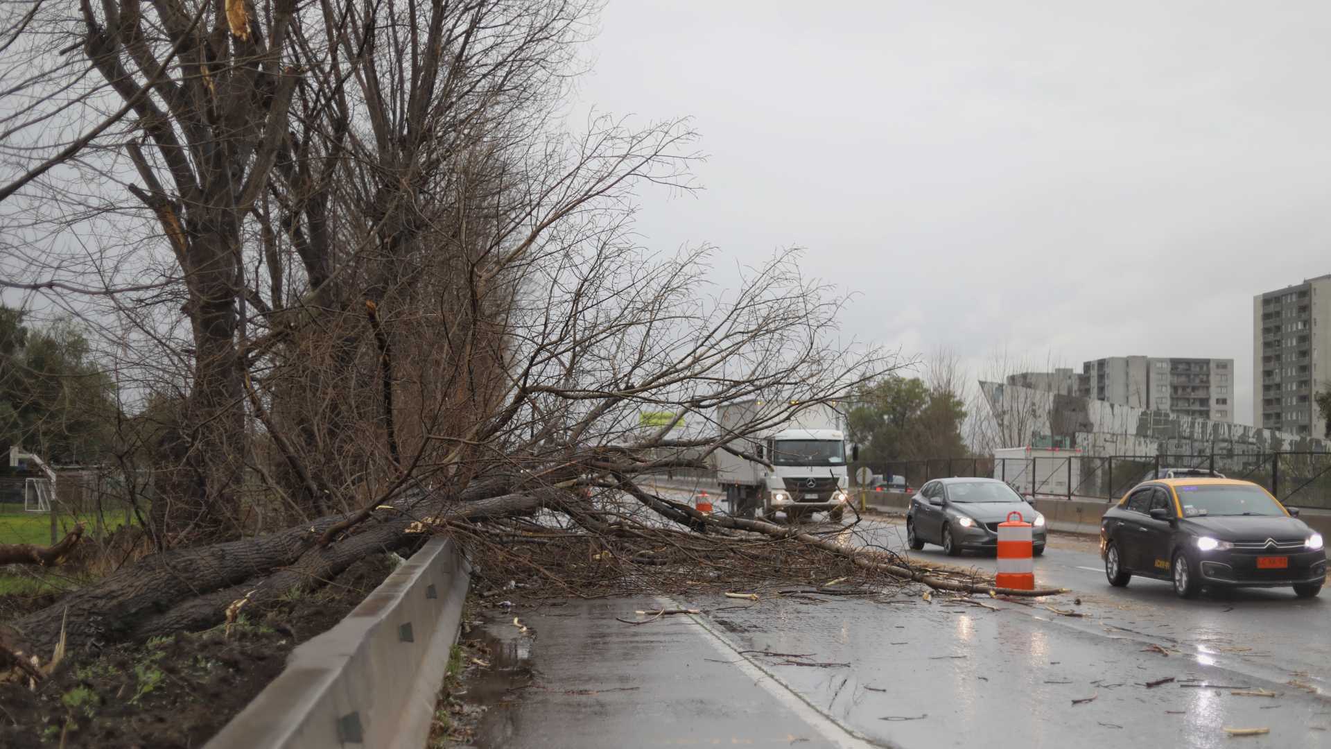 Dos fenómenos afectarán a once regiones: lluvia de más de 100 mm y viento sobre los 100 kms/hr