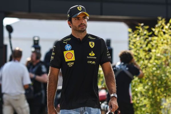 Los tifosi, el combustible de Carlos Sainz para su último fin de semana en Monza como piloto de la Scuderia Ferrari