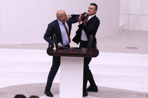 Varios diputados resultan heridos en una trifulca en el Parlamento de Turquía | Internacional