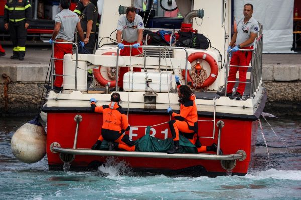 Hallados los cuerpos de cinco desaparecidos del velero de lujo que naufragó en Sicilia | Internacional