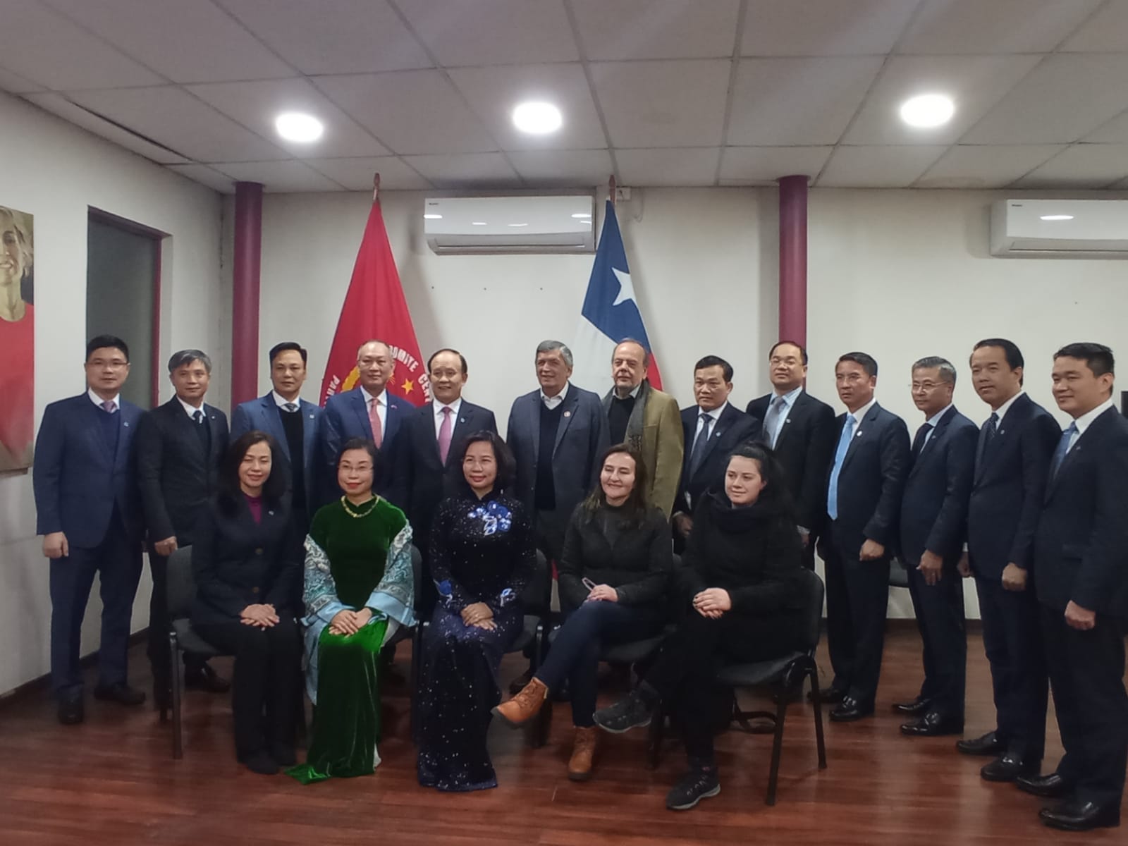 Partidos Comunistas de Vietnam y Chile se reúnen en Santiago