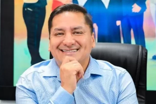 Comas: Alcalde Ulises Villegas fue captado entregando dinero a escolares