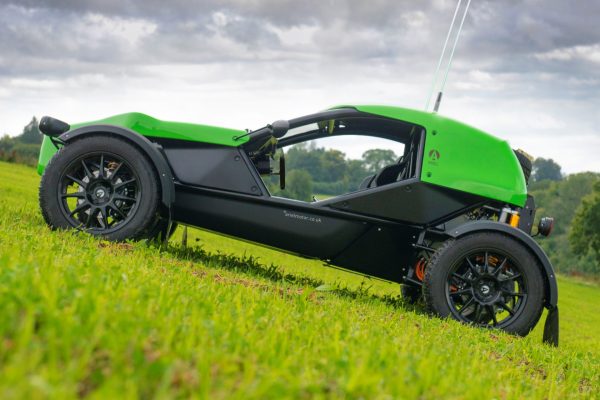 El deportivo off-road del futuro no es 4x4, sino un buggy eléctrico de 280 CV y menos de 900 kg con carrocería de fibras naturales