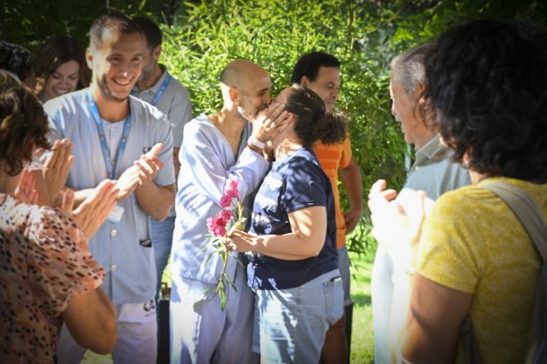 Boda ‘exprés’ en los jardines del Gregorio Marañón: “Me habéis llenado de ilusión y vida”