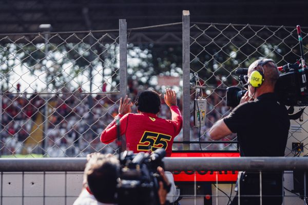 Carlos Sainz quiere despedirse a lo grande de los Tifosi vistiendo de rojo