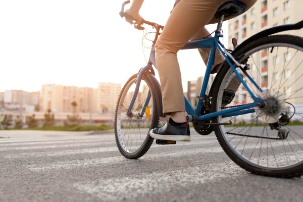 ¿Por qué vemos ciclistas por la carretera existiendo carril bici al lado? Porque pueden