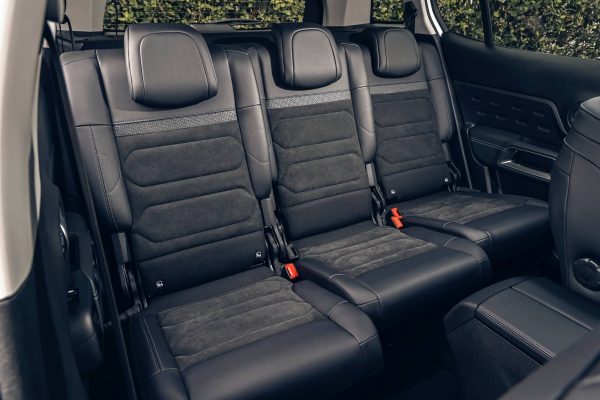 No es híbrido, pero es el único SUV compacto con tres anclajes ISOFIX, y puede ser tuyo por 140 euros al mes