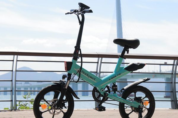 Llantas macizas en esta ebike de bolsillo con la que podrás conquistar la ciudad que cuesta solo 500 euros