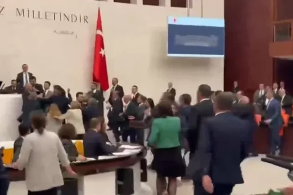 Turquía: Legisladores se agarran a golpes