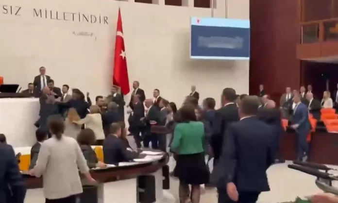 Turquía: Legisladores se agarran a golpes