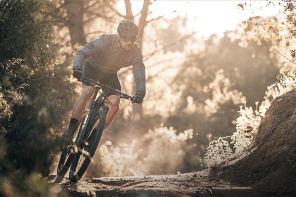 Con su motor Bafang recorrerás más kilómetros que nunca, y es una ebike de montaña básica que cuesta solo 1.200 euros