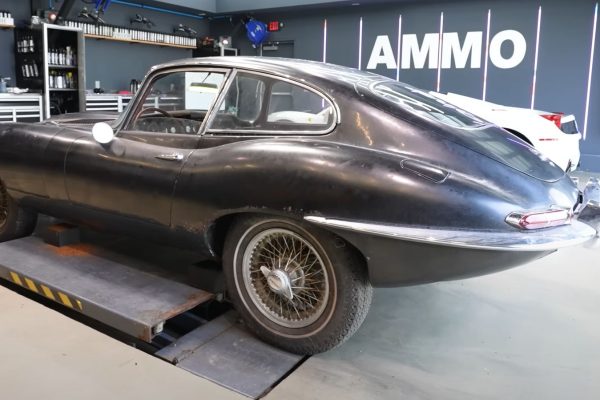 El primer lavado en 30 años de un Jaguar E-Type abandonado te hará recuperar la pasión por los coches