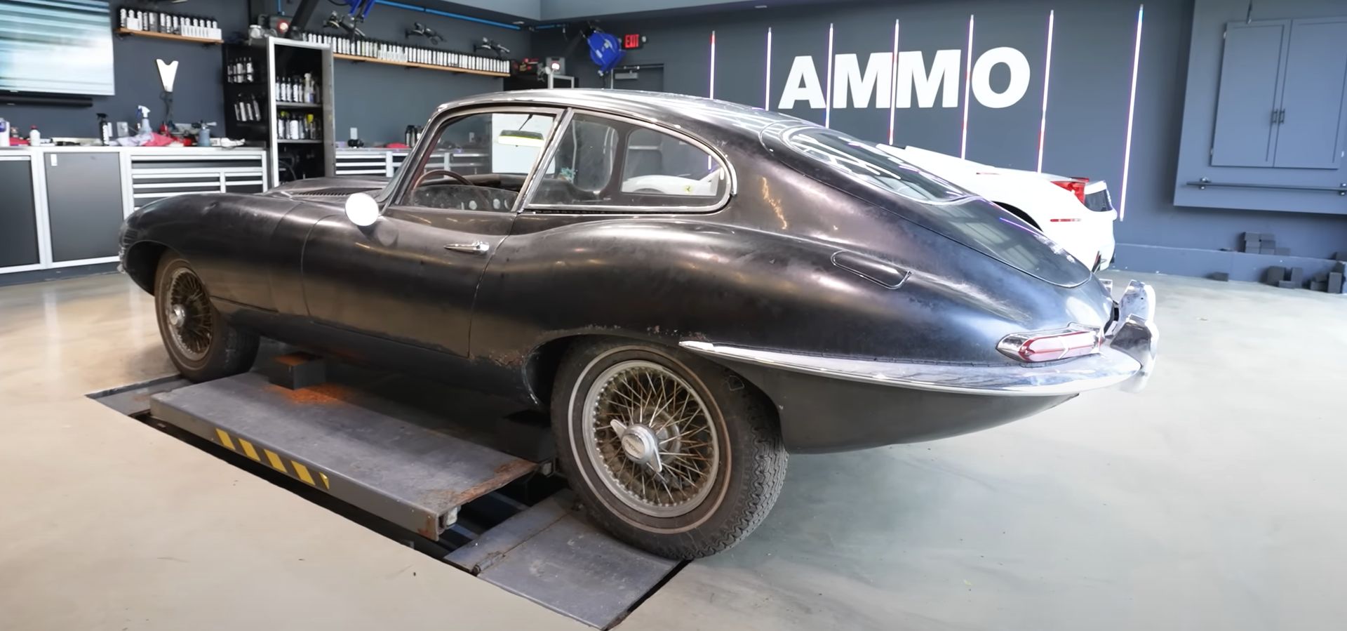 El primer lavado en 30 años de un Jaguar E-Type abandonado te hará recuperar la pasión por los coches