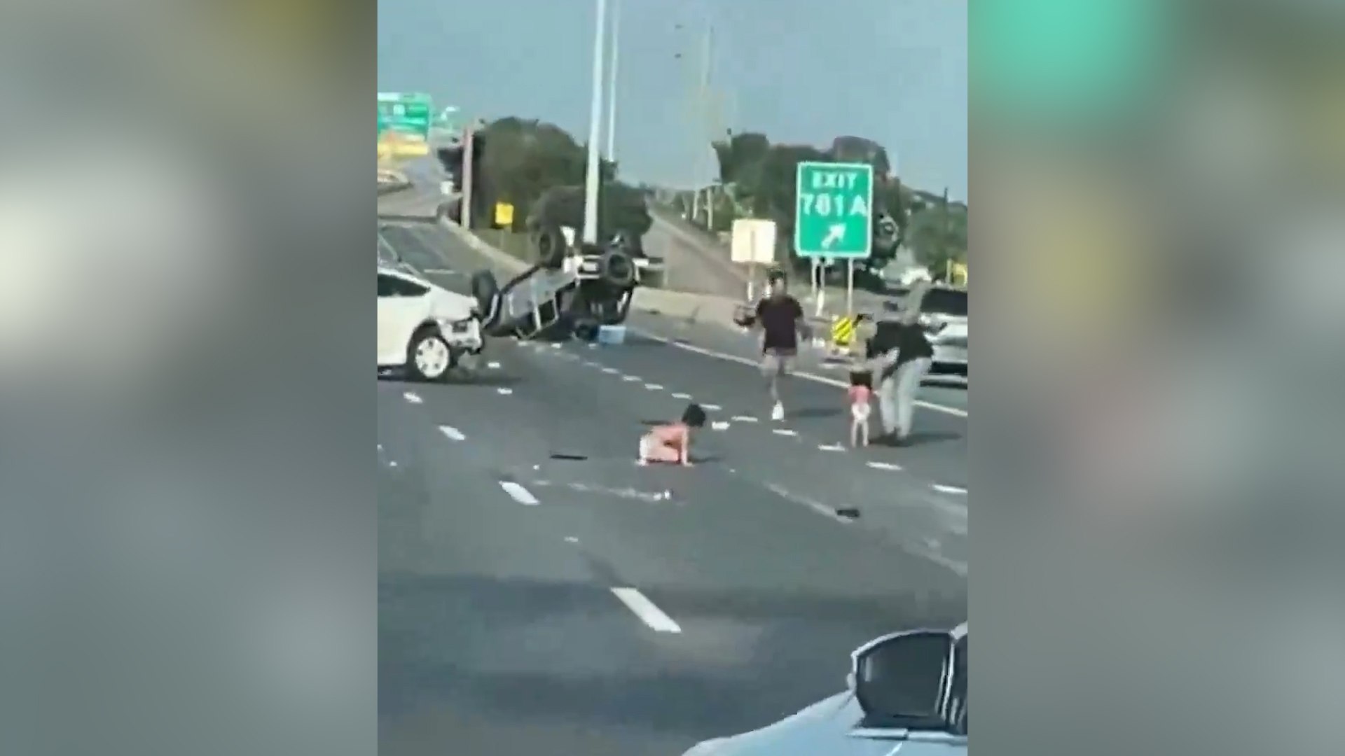 Dos nios en paales en mitad de la autopista: el accidente que acab con dos milagros