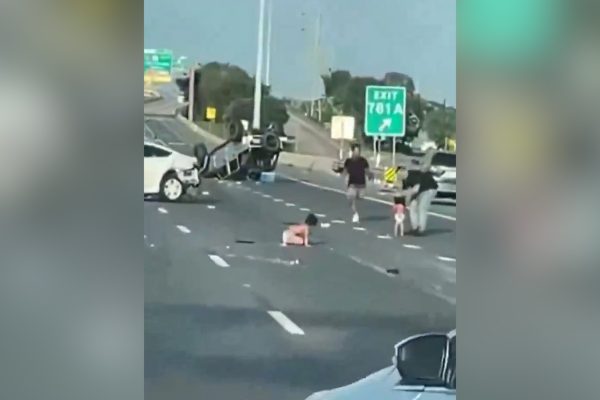 Dos nios en paales en mitad de la autopista: el accidente que acab con dos milagros