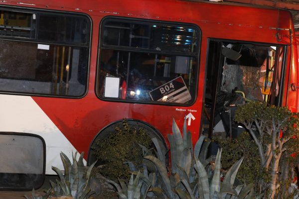 Cómo fue el choque de un auto con una micro que dejó cuatro lesionados en San Miguel