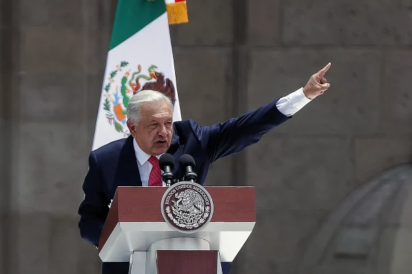 López Obrador defiende su legado para construir "una patria nueva" en su despedida