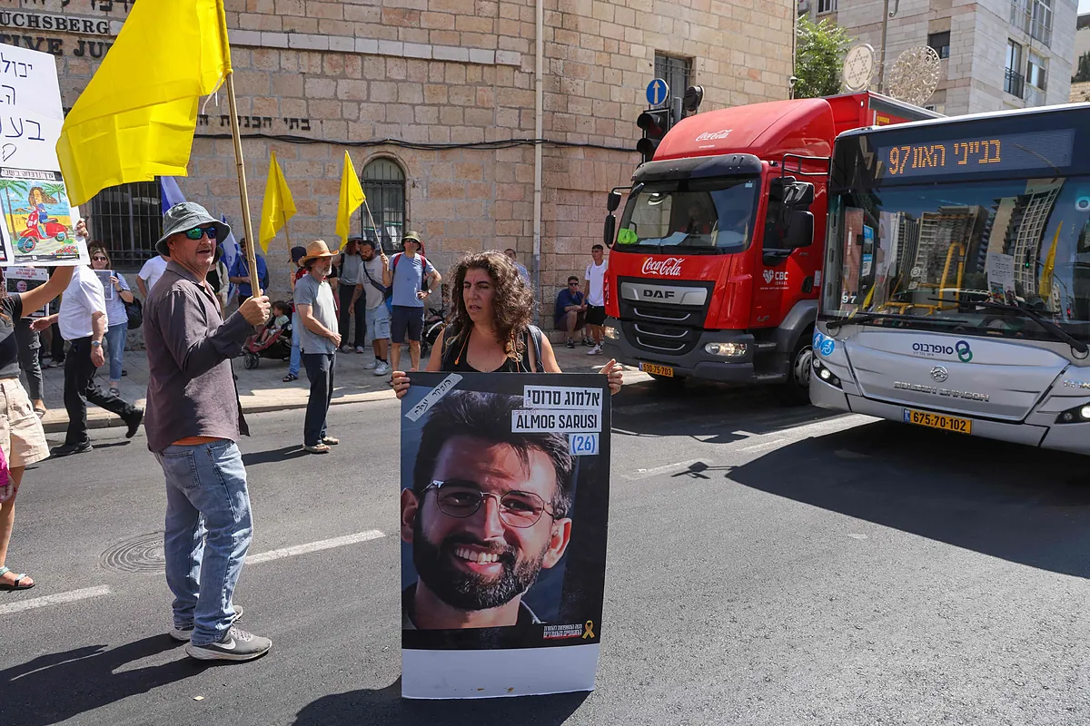 Israel inicia con cortes de carreteras y manifestaciones la huelga general para exigir un alto el fuego en Gaza que garantice el retorno de los rehenes