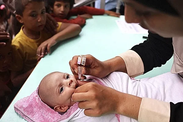 Gaza avanza en la vacunación contra la polio mientras continúa la ofensiva israelí en varias zonas del enclave