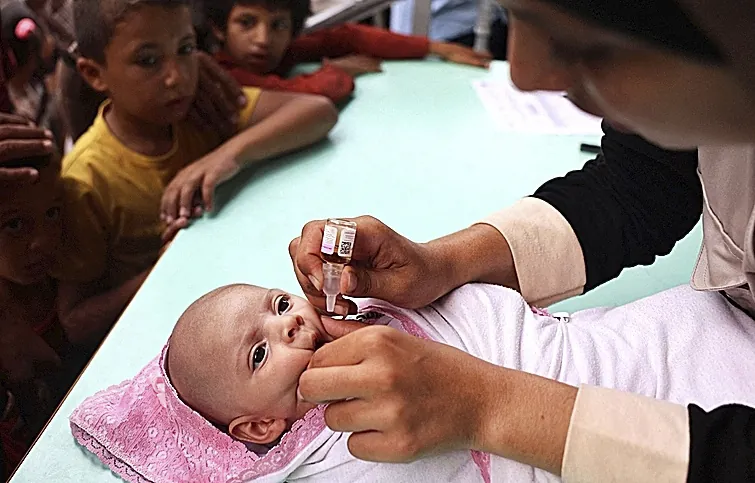 Gaza avanza en la vacunación contra la polio mientras continúa la ofensiva israelí en varias zonas del enclave