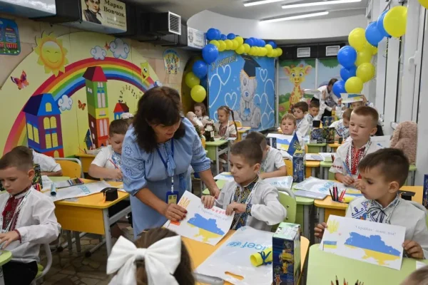 Los niños ucranianos vuelven a clase entre ataques rusos y cortes de electricidad