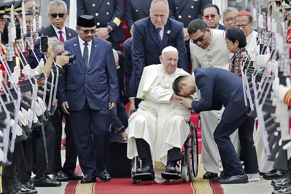 El Papa inicia su viaje más largo: 32.800 kilómetros por el sudeste asiático en siete aviones