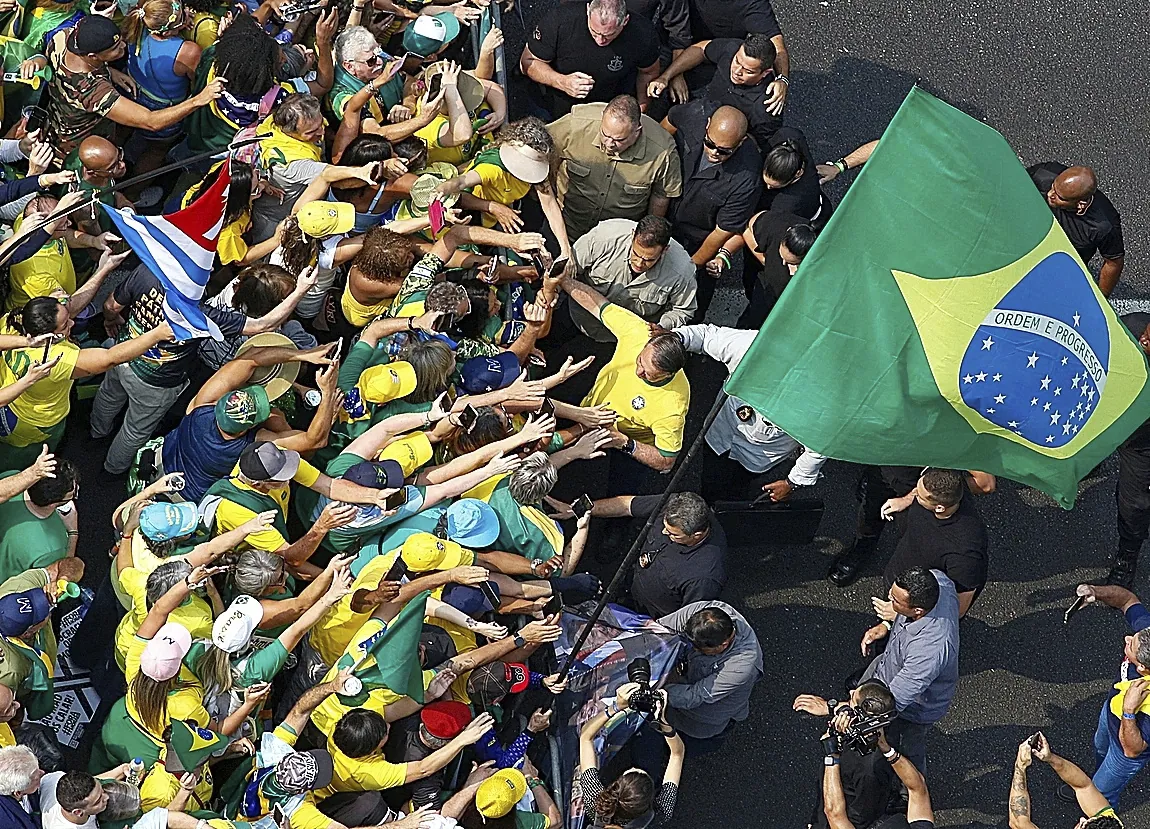 Bolsonaro desafía a Lula en la calle