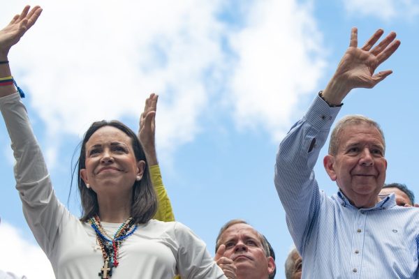 La Unión Europea y la OEA lamentan el exilio forzado de Edmundo González