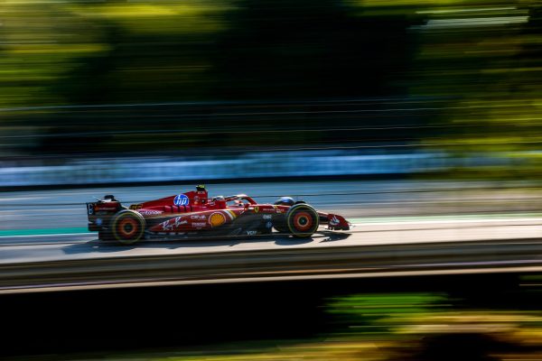 Carlos Sainz se despide de los tifosi en Monza con un cuarto puesto y Fernando Alonso fuera de los puntos