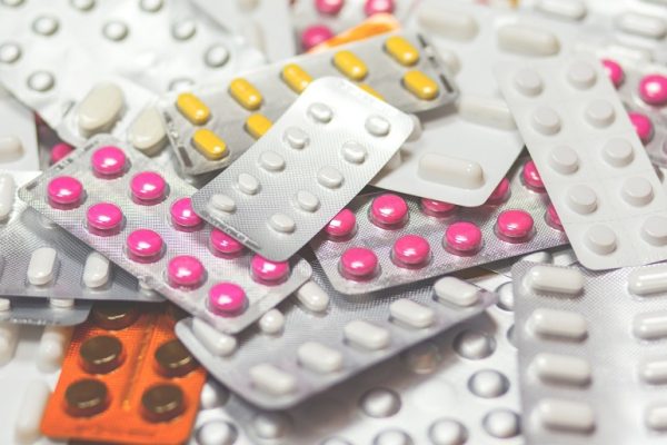 Desarrollan un método sostenible que mejora la preparación de medicamentos y pesticidas