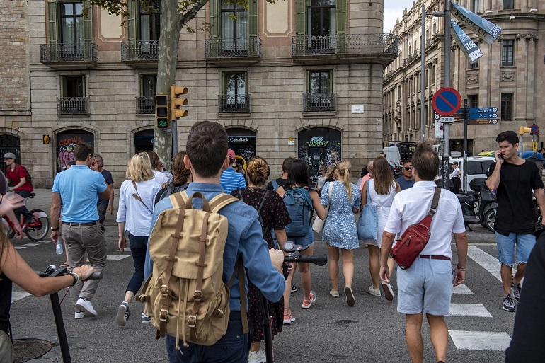 Gentrificación y turistificación: cuando los vecinos se sienten extranjeros en sus propios barrios y cómo les afecta a la salud