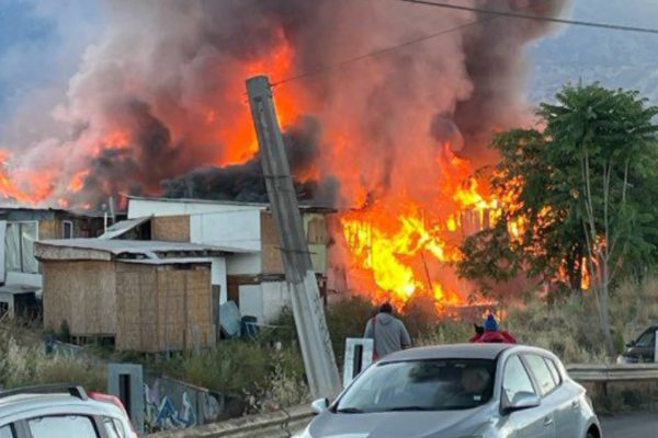 VIDEO - Voraz incendio afecta viviendas de material ligero en el Campamento Dignidad, en La Florida