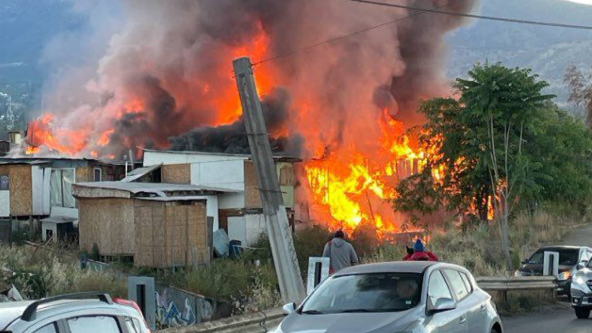 VIDEO - Voraz incendio afecta viviendas de material ligero en el Campamento Dignidad, en La Florida