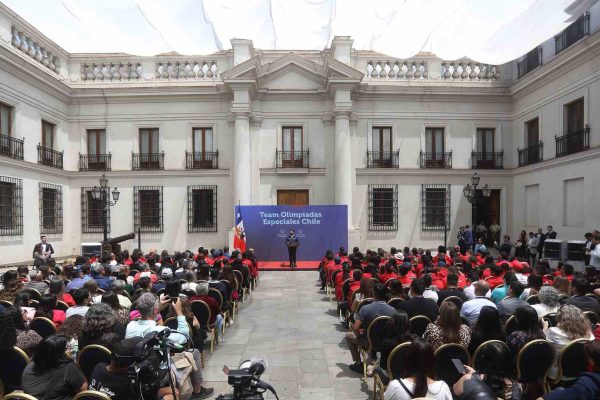 renuncia directora administrativa de Presidencia