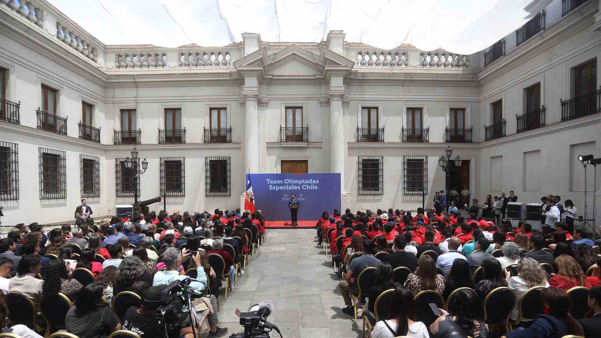 renuncia directora administrativa de Presidencia