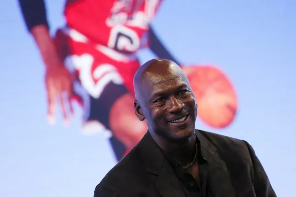 El juez que impuso la cadena perpetua a uno de los asesinos del padre de Michael Jordan pide que lo liberen casi 30 años después