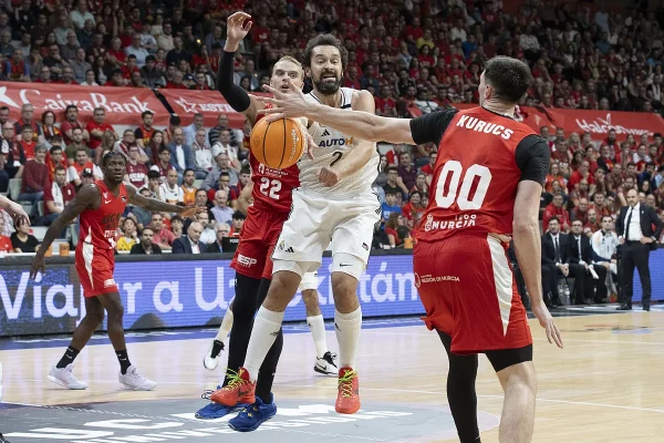 El Real Madrid gana su primer partido a domicilio de la forma más insospechada: cinco bajas, una zona y recital de Hezonja ante el subcampeón