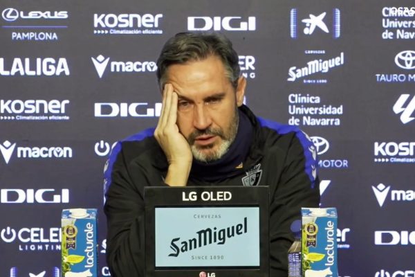 Las emocionadas palabras entre lágrimas de Vicente Moreno, el entrenador del Osasuna natural de Massanassa: "Para los que estamos lejos, está siendo muy duro"