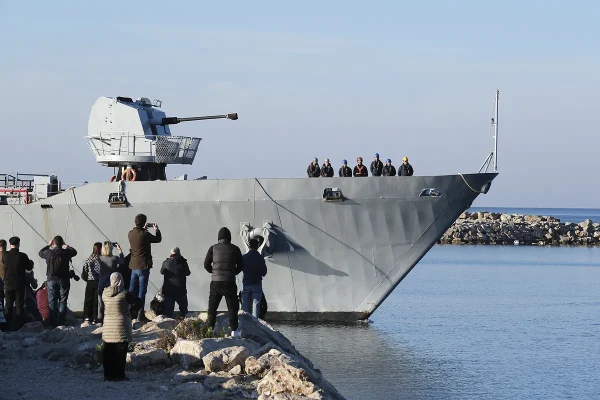 Llega a Albania el segundo buque italiano con migrantes a bordo