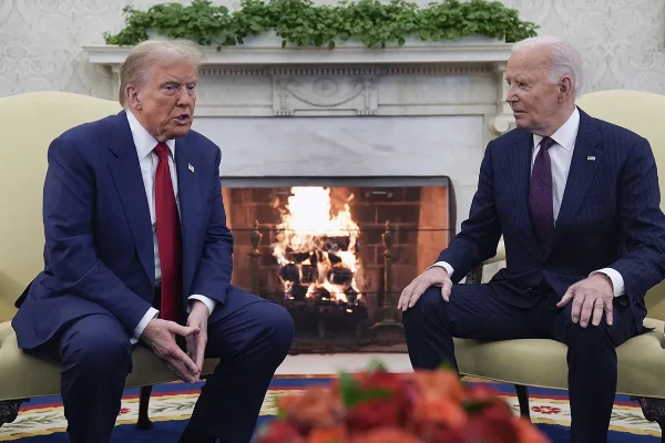 Trump agradece a Biden en el Despacho Oval que facilite la transición de poderes, porque la política "es dura"