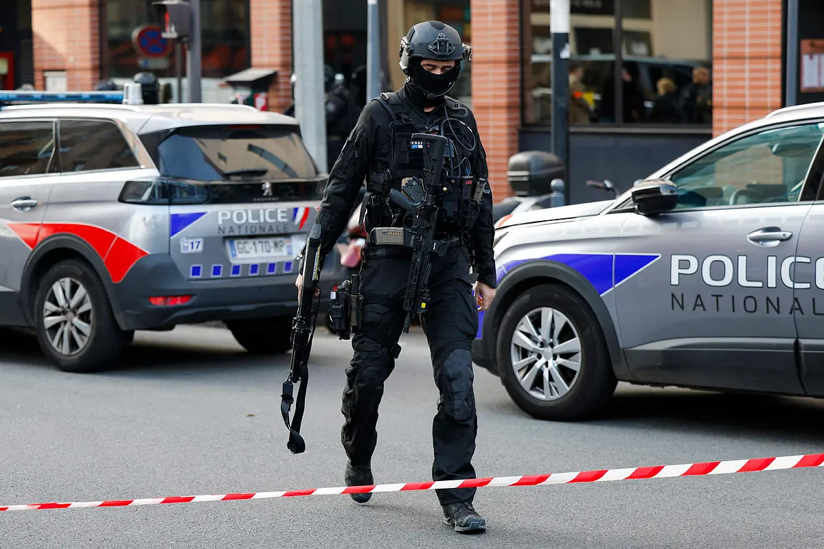 Un hombre que amenaza con suicidarse mantiene cuatro rehenes en un restaurante de París