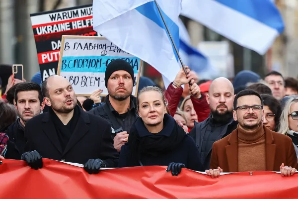 Opositores rusos se manifiestan en Berlín contra la guerra en lo que Ucrania llama "una campaña de relaciones públicas"