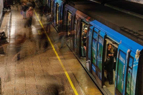 Metro de Santiago anuncia suspensión de servicio en siete estaciones de Línea 1