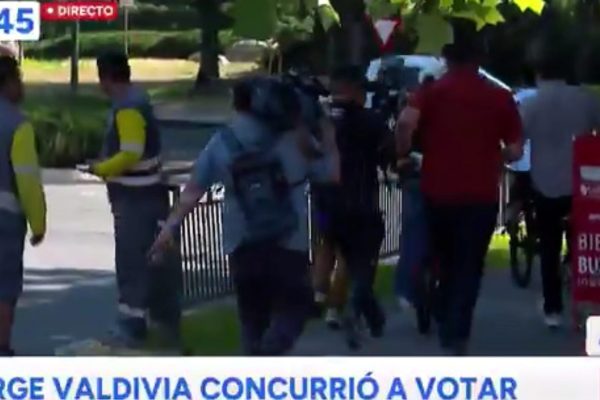 En bicicleta y perseguido por periodistas: la ajetreada votación de Jorge Valdivia en Lo Barnechea