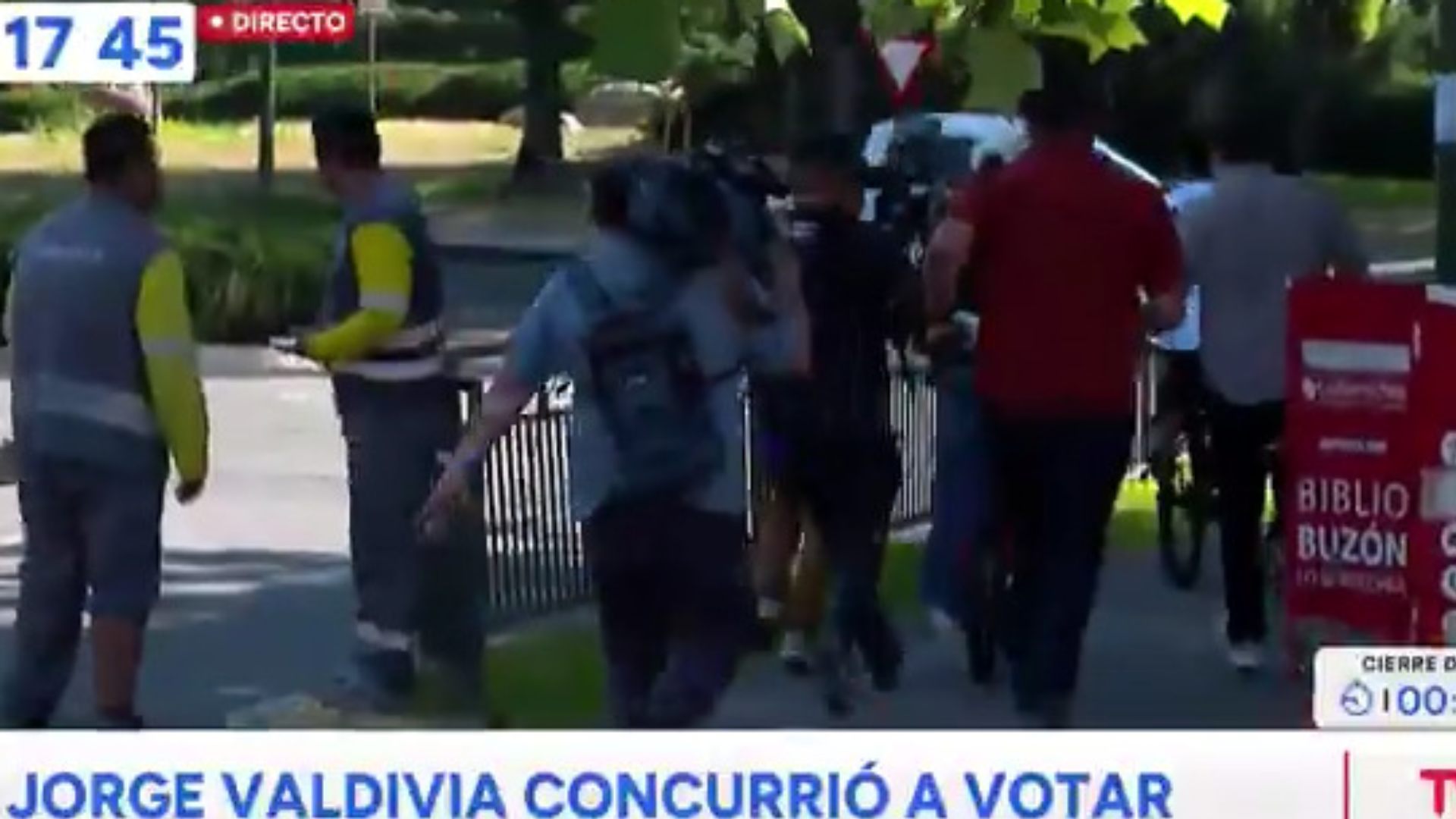 En bicicleta y perseguido por periodistas: la ajetreada votación de Jorge Valdivia en Lo Barnechea